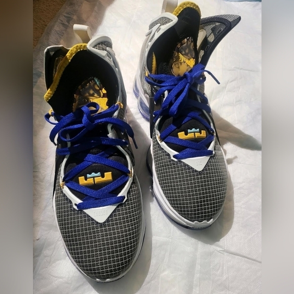 Nike LeBron 19 Hardwood Classic size 9.5 Mens - Picture 11 of 16